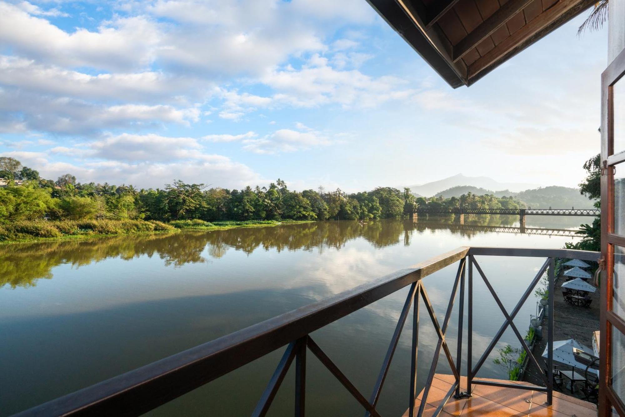 Mahaweli Reach Hotel Kandy Bagian luar foto