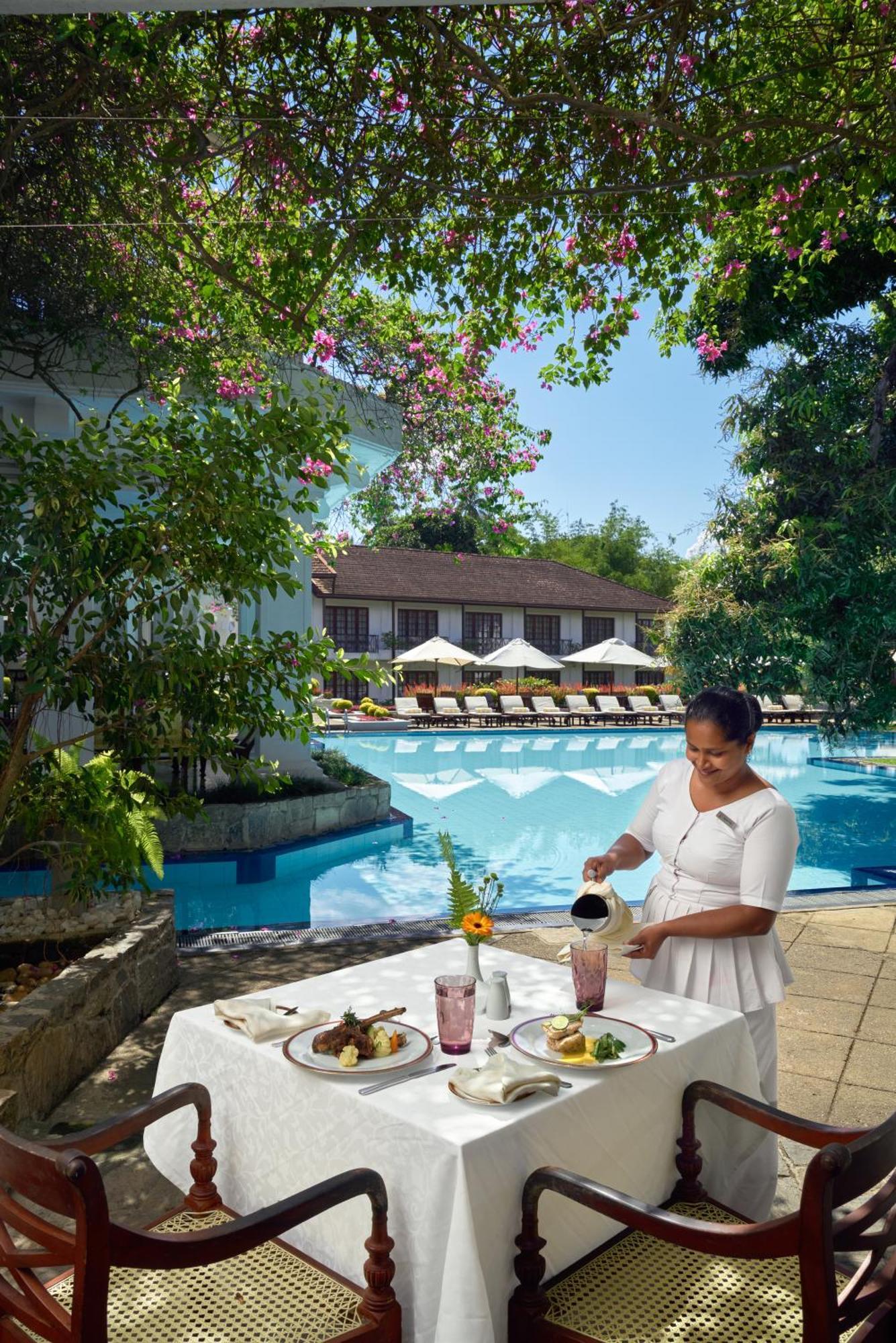 Mahaweli Reach Hotel Kandy Bagian luar foto